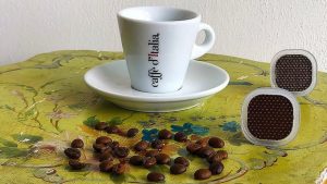 šoljica espresa pred kapsula i zrna kafe